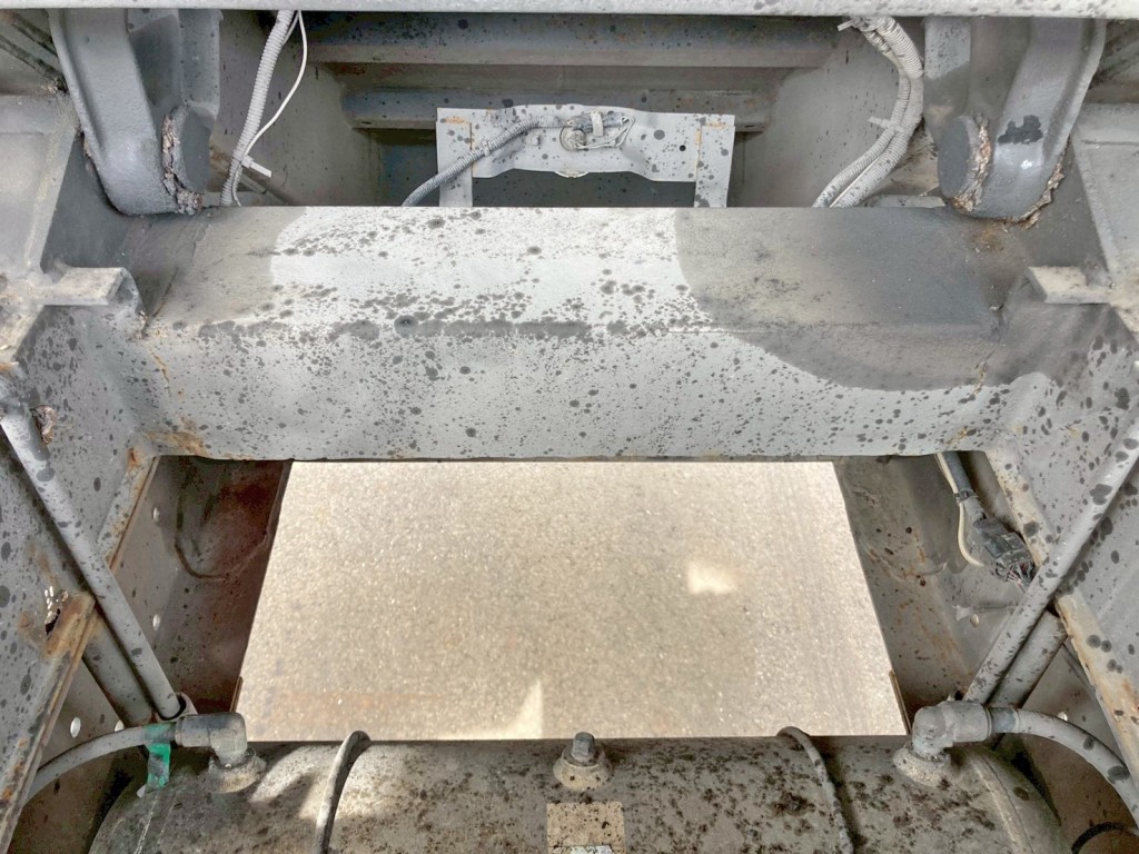 サブフレーム最後部のクロスメンバーに補修箇所があります。|いすゞ ギガ QKG-CYZ77AMの写真24