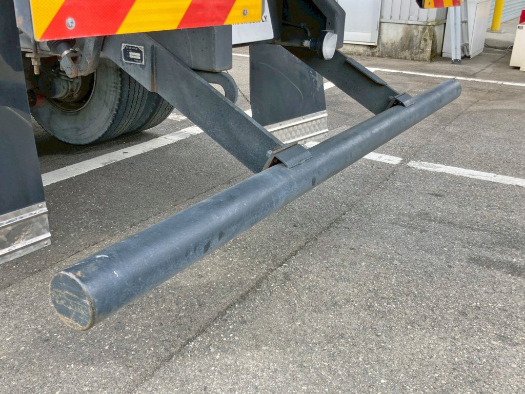 リヤバンパーは車検非対応です。|いすゞ ギガ QKG-CYZ77AMの写真28