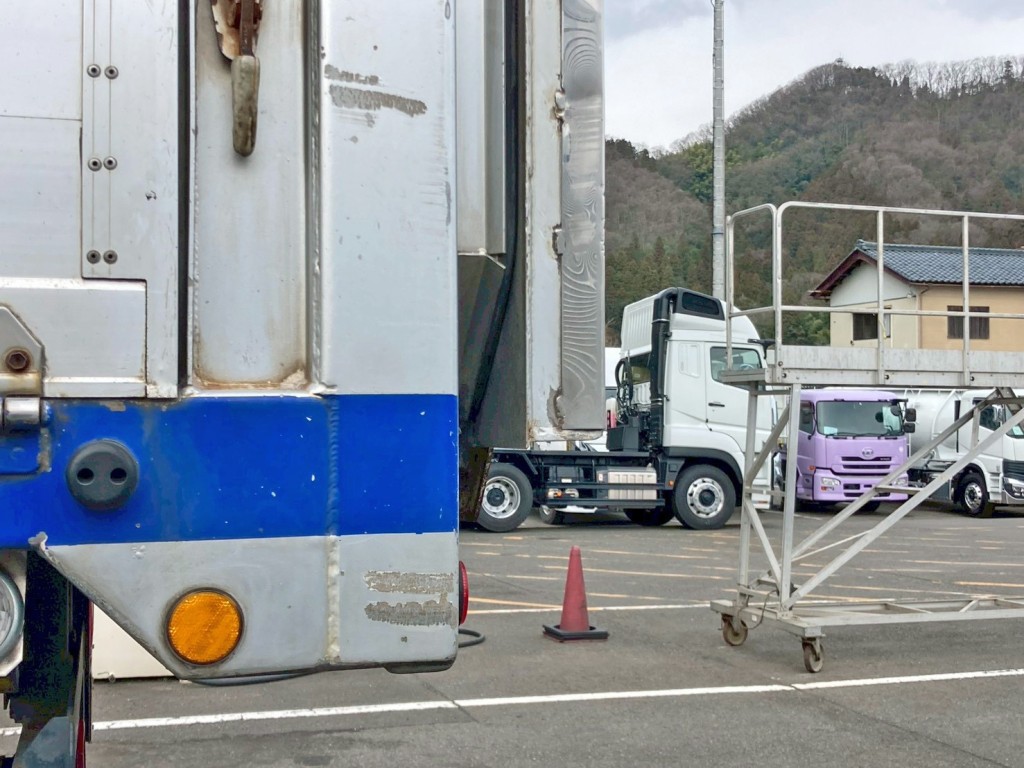 助手席側リヤ柱 及び リヤゲート側面に引きキズがあります。|いすゞ ギガ QKG-CYZ77AMの写真30