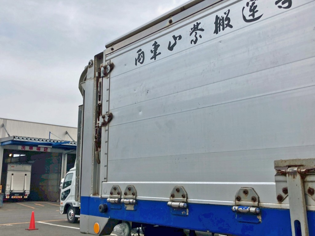 運転席側アオリ後方にヘコミがあります。|いすゞ ギガ QKG-CYZ77AMの写真31