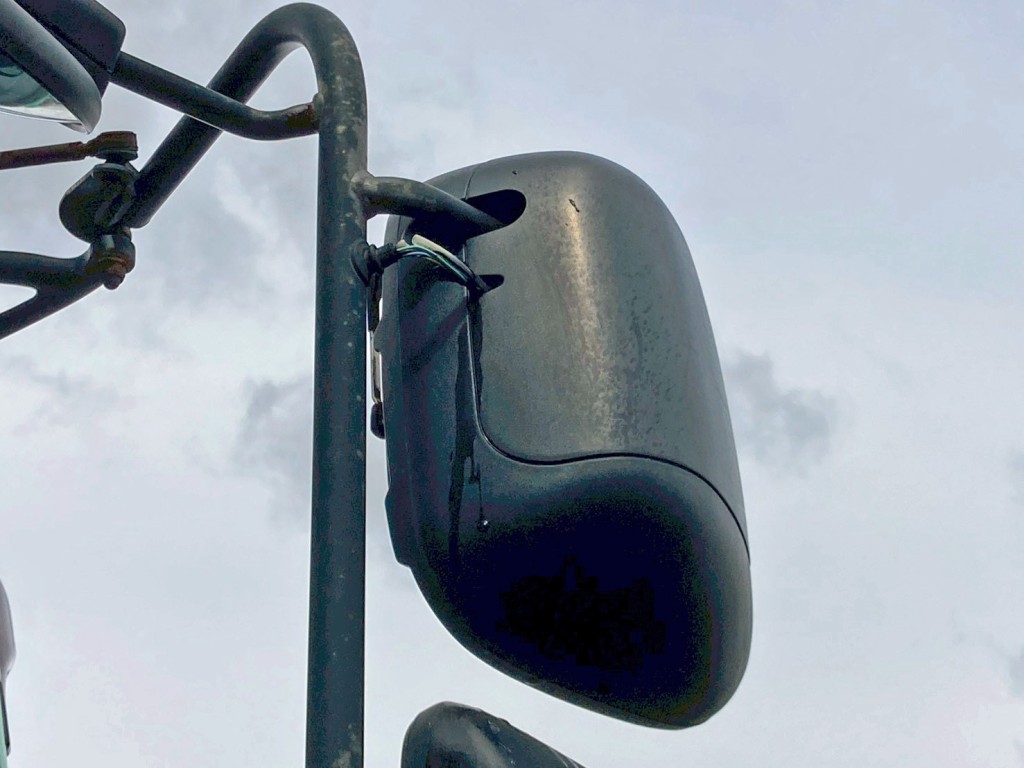 助手席側サイドミラーウォッシャーホースに水漏れがあります。|いすゞ ギガ QKG-CYZ77AMの写真32