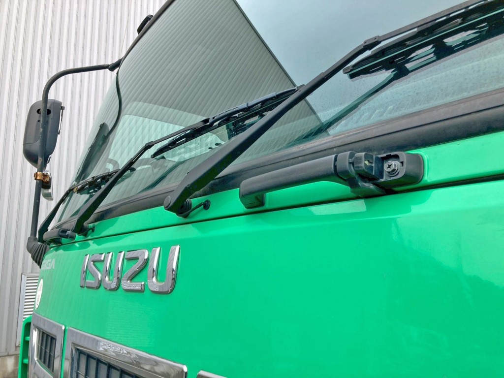 フロントパネル上部取っ手のカバーが欠品しています。(助手席側)|いすゞ ギガ QKG-CYZ77AMの写真33