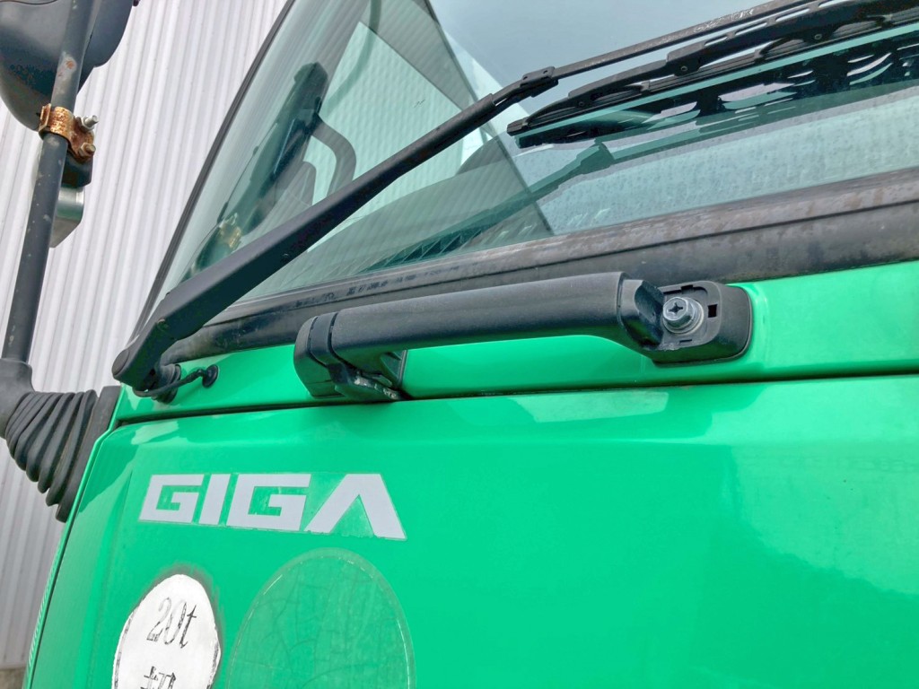 フロントパネル上部取っ手のカバーが欠品しています。(運転席側)|いすゞ ギガ QKG-CYZ77AMの写真34
