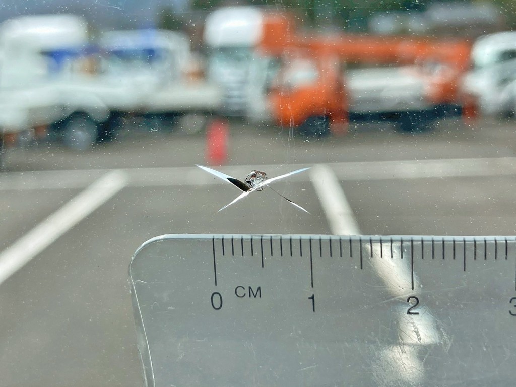 フロントガラスの運転席側下部に飛び石跡があります。|いすゞ ギガ QKG-CYZ77AMの写真35