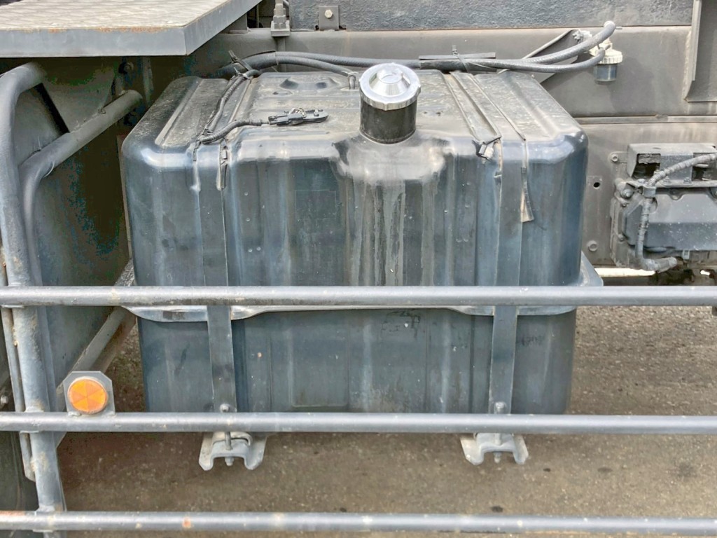 燃料タンクは200Lです。|いすゞ ギガ QKG-CYZ77AMの写真37