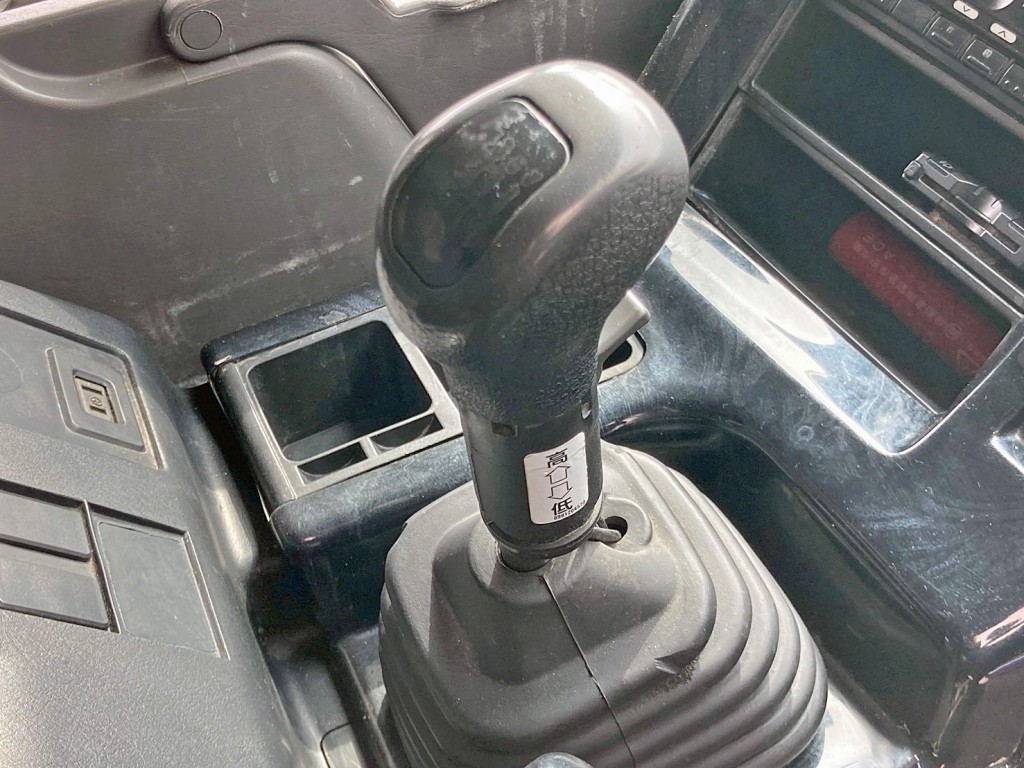 Low ⇔ High切り替えスイッチ付きのマニュアル16速です。|いすゞ ギガ QKG-CYZ77AMの写真38