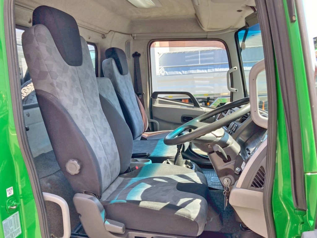 乗車定員は3名です。|UDトラックス コンドル TKG-MK38L(2WD)の写真7