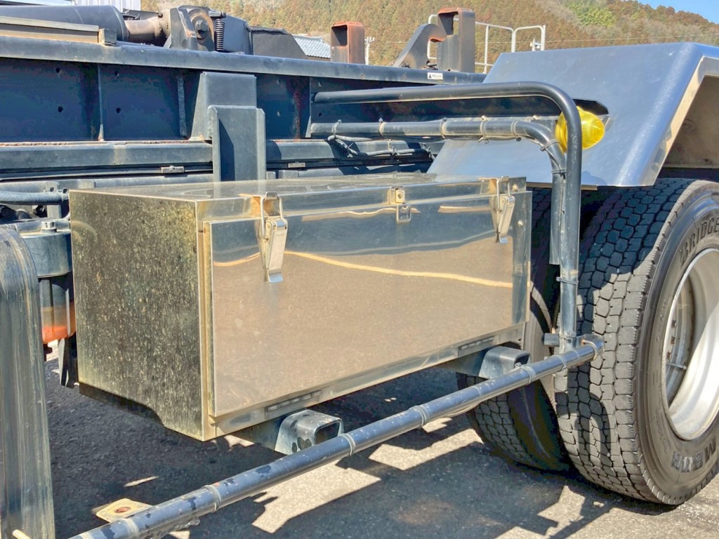 助手席側にステンレス製の工具箱が付いています。|UDトラックス コンドル TKG-MK38L(2WD)の写真11