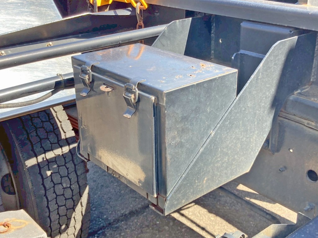 運転席側に工具箱が付いています。|UDトラックス コンドル TKG-MK38L(2WD)の写真12