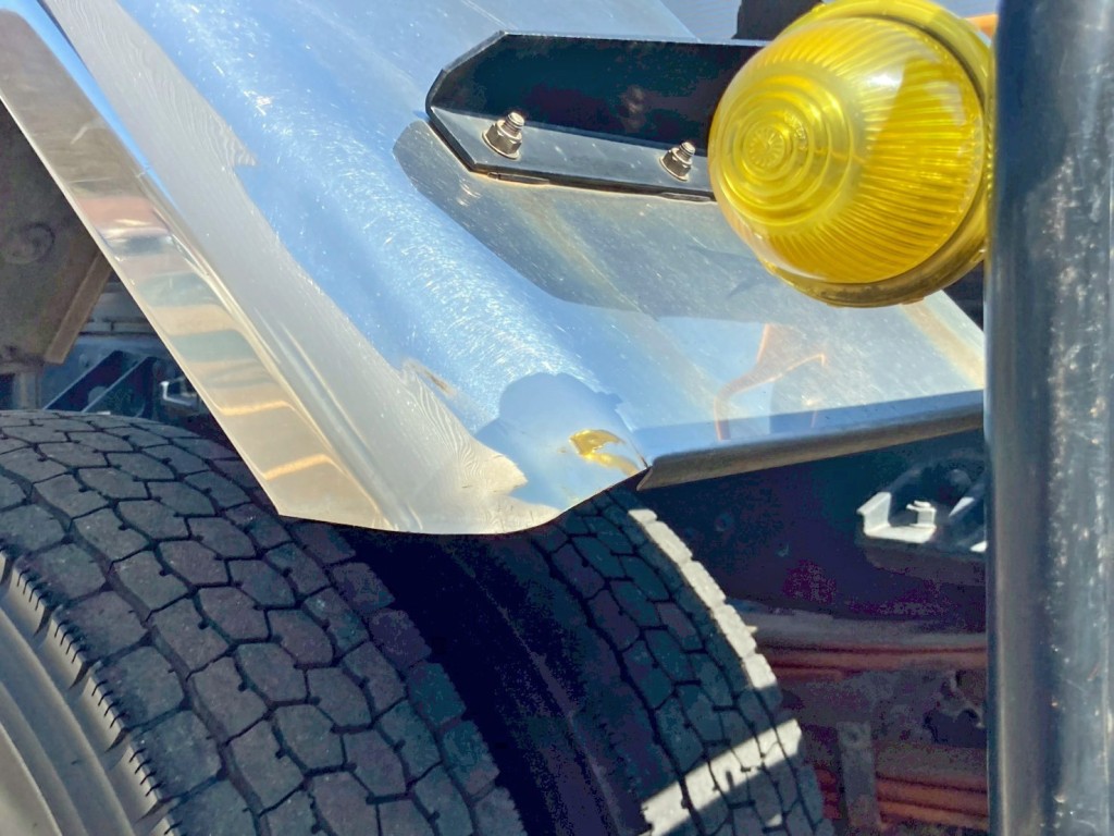 運転席側リヤフェンダー前方に少々歪み・割れがあります。|UDトラックス コンドル TKG-MK38L(2WD)の写真14