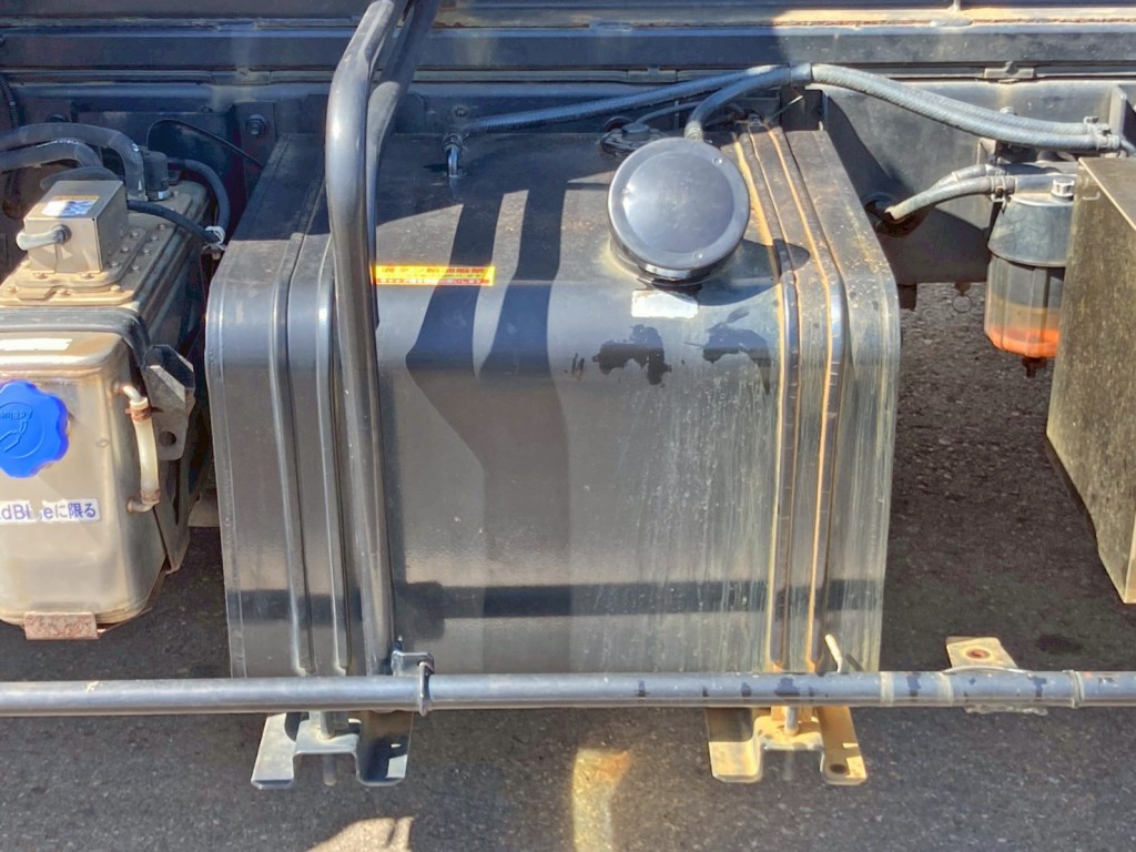 燃料タンクは100Lです。|UDトラックス コンドル TKG-MK38L(2WD)の写真19