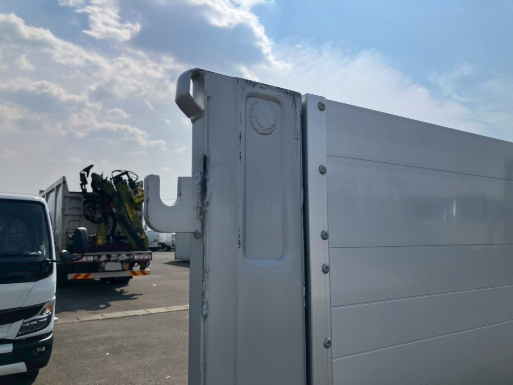 助手席側リア柱内側にキズ・サビがあります。|三菱 ファイター 2KG-FK62FZの写真15