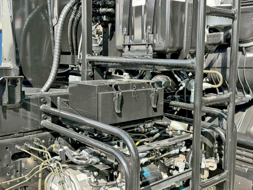 つい立運転席側に工具箱が付いています。|いすゞ フォワード 2RG-FRR90S4(2WD)の写真10