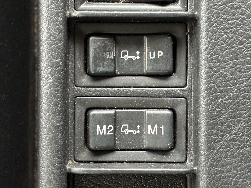 エアサスの昇降スイッチです。(キャビン内)|日野 レンジャー QKG-FJ7JLAGの写真39