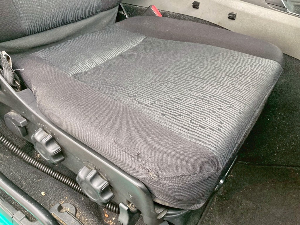 運転席座面にヘタリ・破れがあります。|三菱 スーパーグレート 2PG-FS74HZの写真8