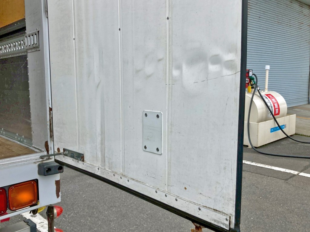 運転席側リヤドア内側にヘコミがあります。|三菱 スーパーグレート 2PG-FS74HZの写真14