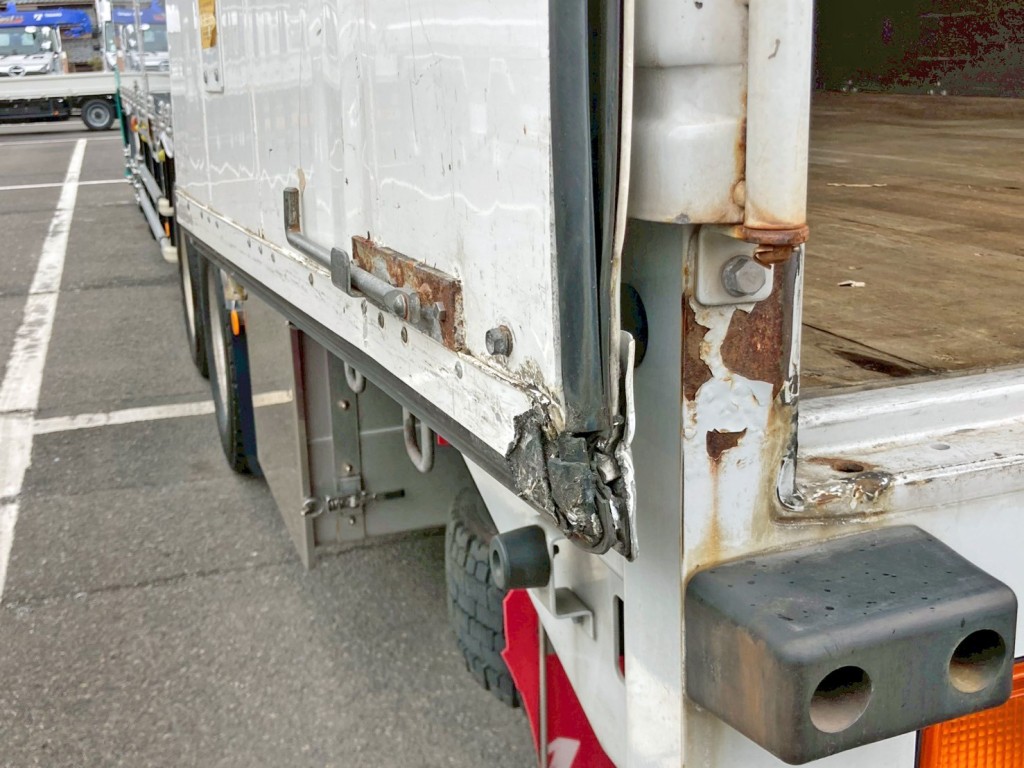 助手席側リヤドア角に割れ・歪みがあります。|三菱 スーパーグレート 2PG-FS74HZの写真15