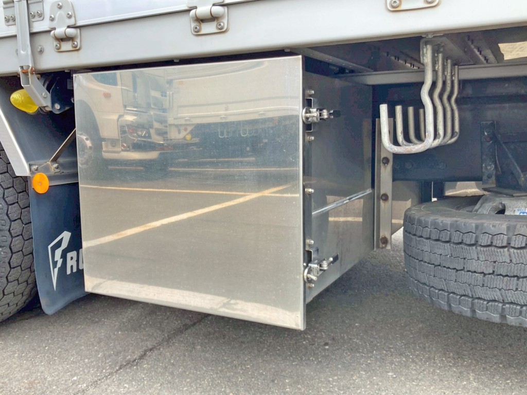 ボディー後方にりん木入れが付いています。|三菱 スーパーグレート 2PG-FS74HZの写真21