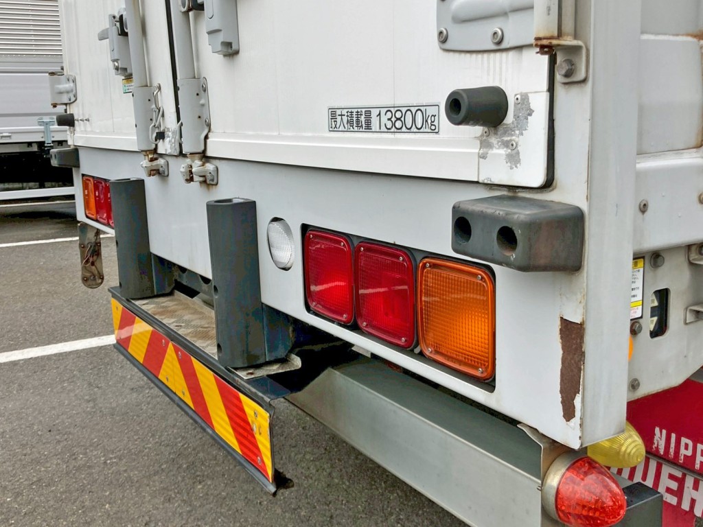 リヤレール運転席側にサビがあります。|三菱 スーパーグレート 2PG-FS74HZの写真24