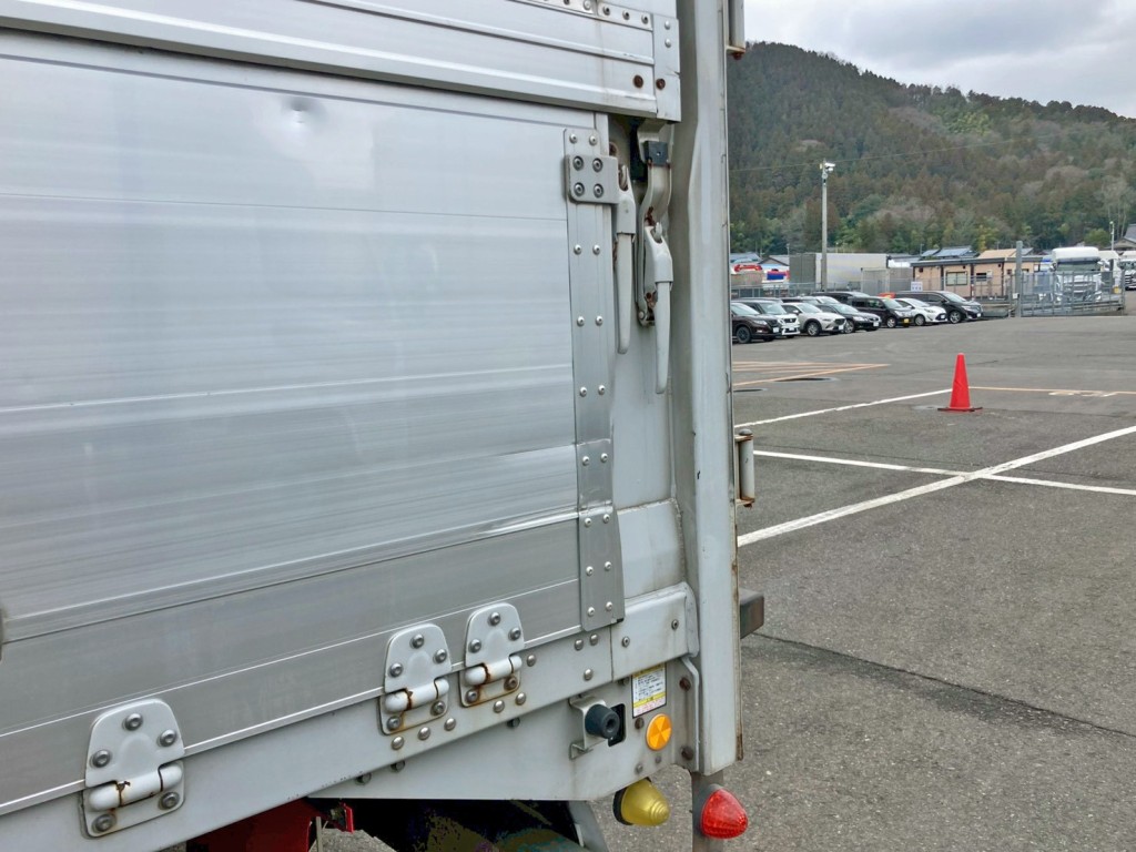 助手席側アオリ後方にヘコミ・引きキズがあります。|三菱 スーパーグレート 2PG-FS74HZの写真25