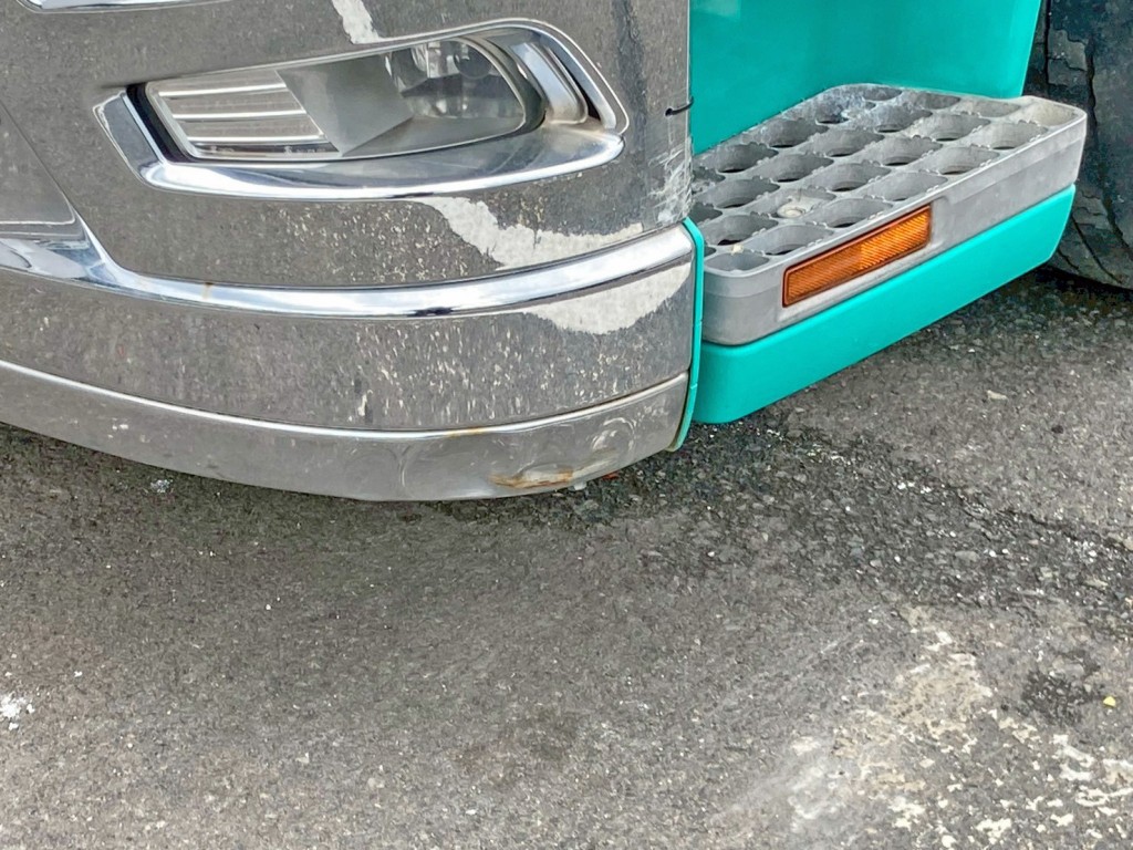 フロントバンパー助手席側にヘコミがあります。|三菱 スーパーグレート 2PG-FS74HZの写真31