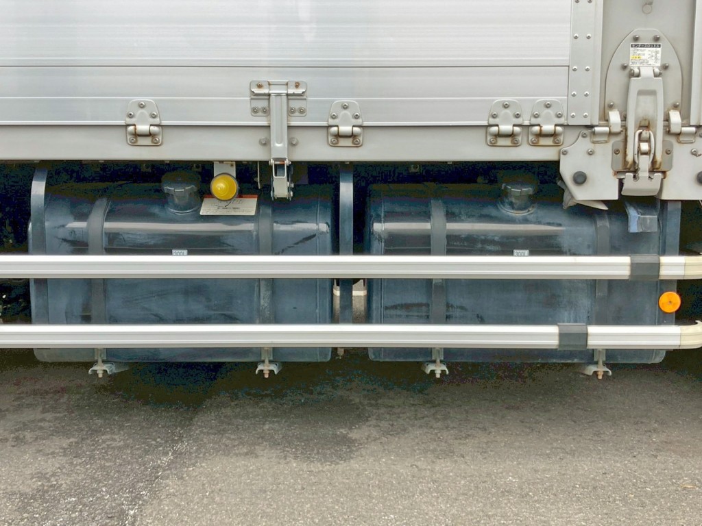 燃料タンクは300Lが2つ付いています。|三菱 スーパーグレート 2PG-FS74HZの写真34