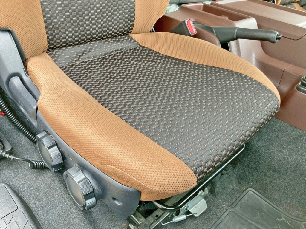 運転席座面にヘタリがあります。|日野 レンジャー 2KG-FD2ABG(2WD)の写真8