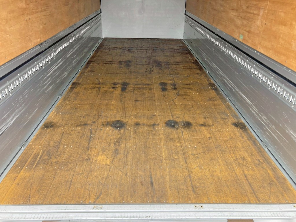 床は板張りです。|日野 レンジャー 2KG-FD2ABG(2WD)の写真11