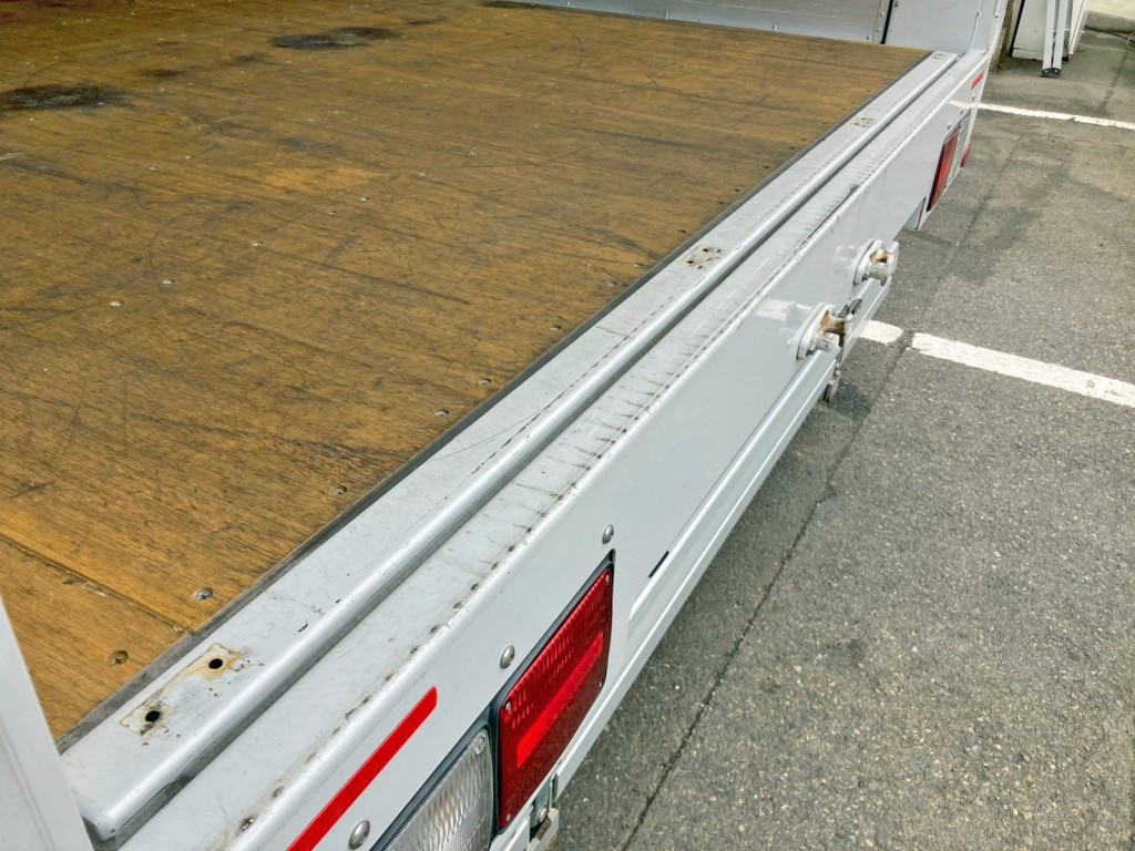 床板後方のステーに加工穴が空いています。(助手席側)|日野 レンジャー 2KG-FD2ABG(2WD)の写真12