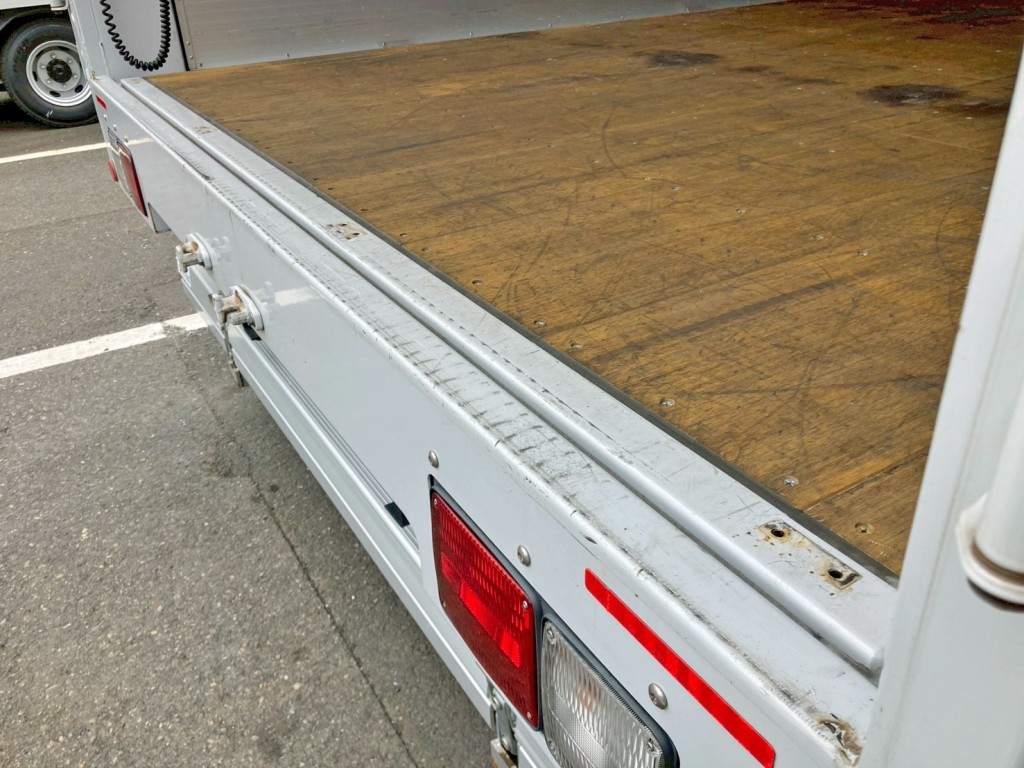 床板後方のステーに加工穴が空いています。(運転席側)|日野 レンジャー 2KG-FD2ABG(2WD)の写真13