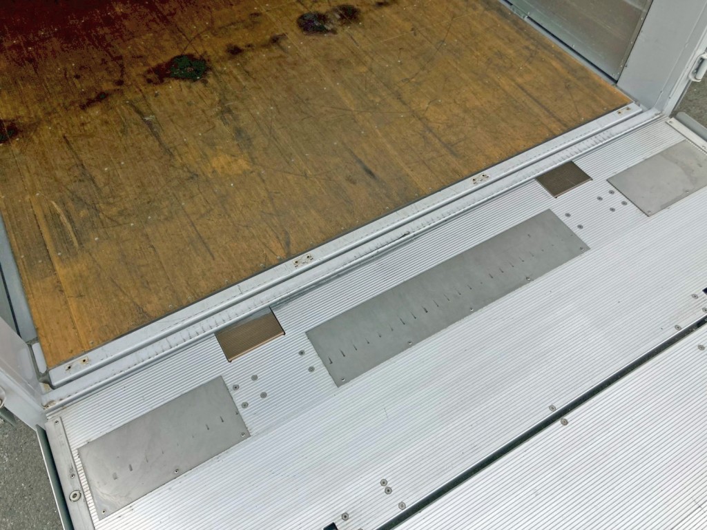 ゲートを上限まで上げた状態です。|日野 レンジャー 2KG-FD2ABG(2WD)の写真19