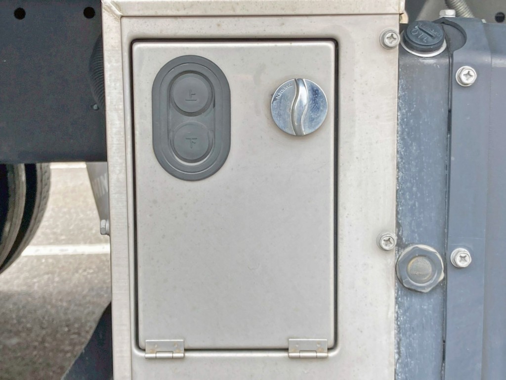 ゲートの昇降スイッチです。|日野 レンジャー 2KG-FD2ABG(2WD)の写真21