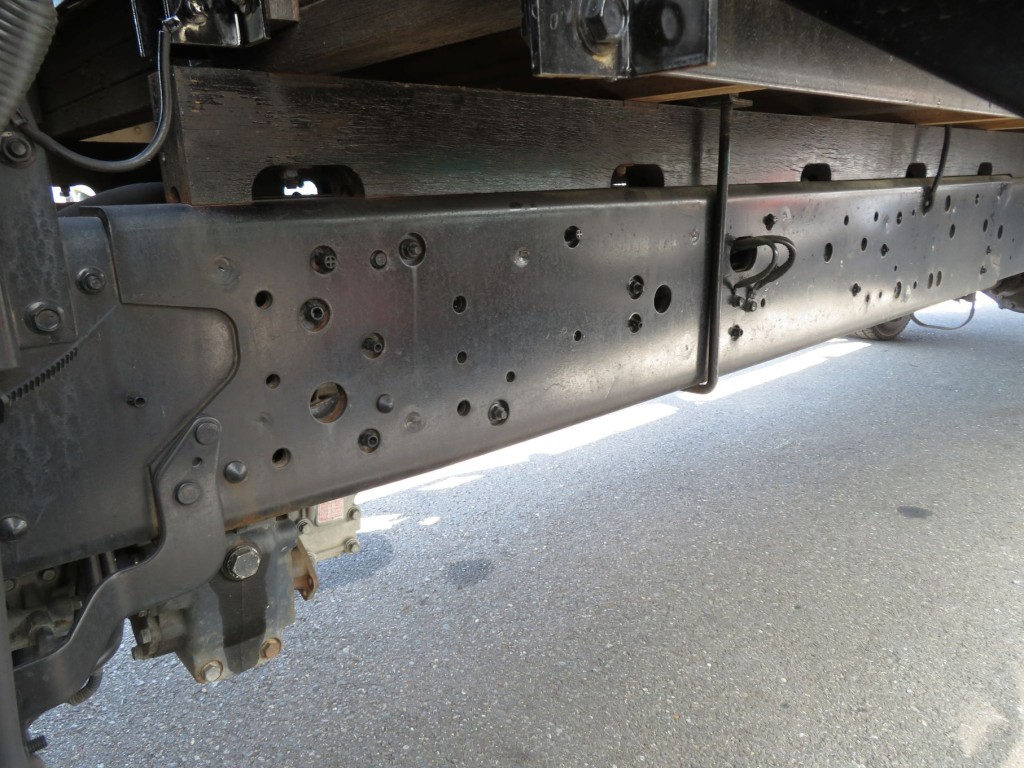 シャーシにクレーン補強が付いています。|日野 レンジャー 2KG-FD2ABA(2WD)の写真12