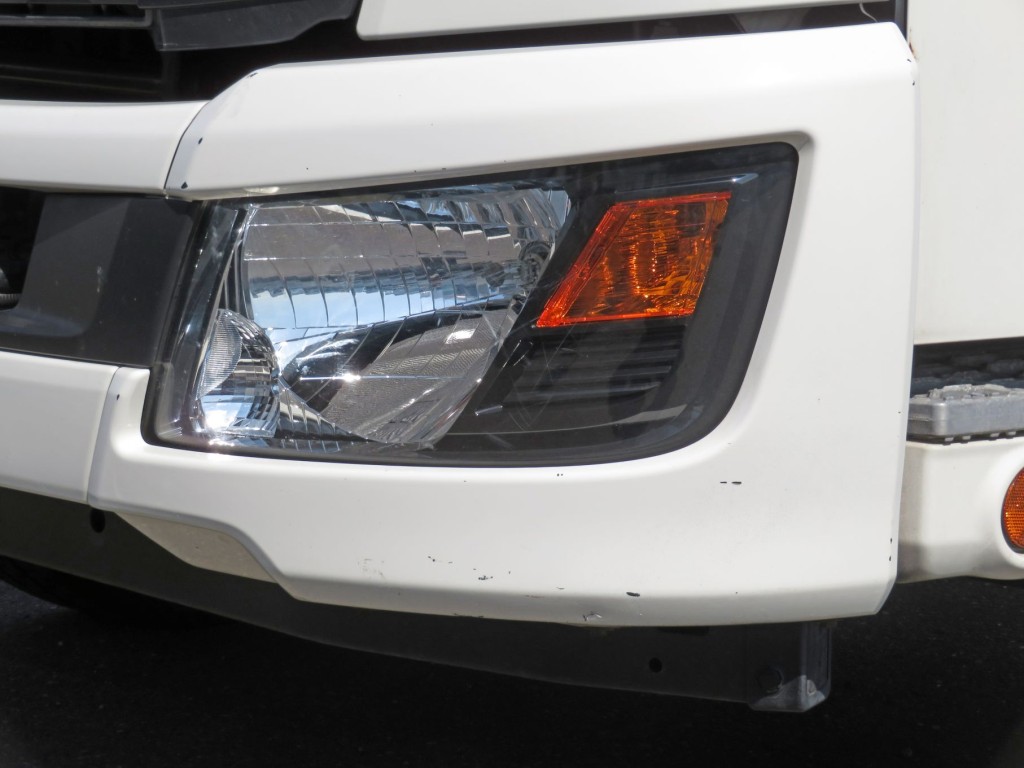 運転席側ヘッドライトベゼルにキズがあります。|日野 レンジャー 2KG-FD2ABA(2WD)の写真28