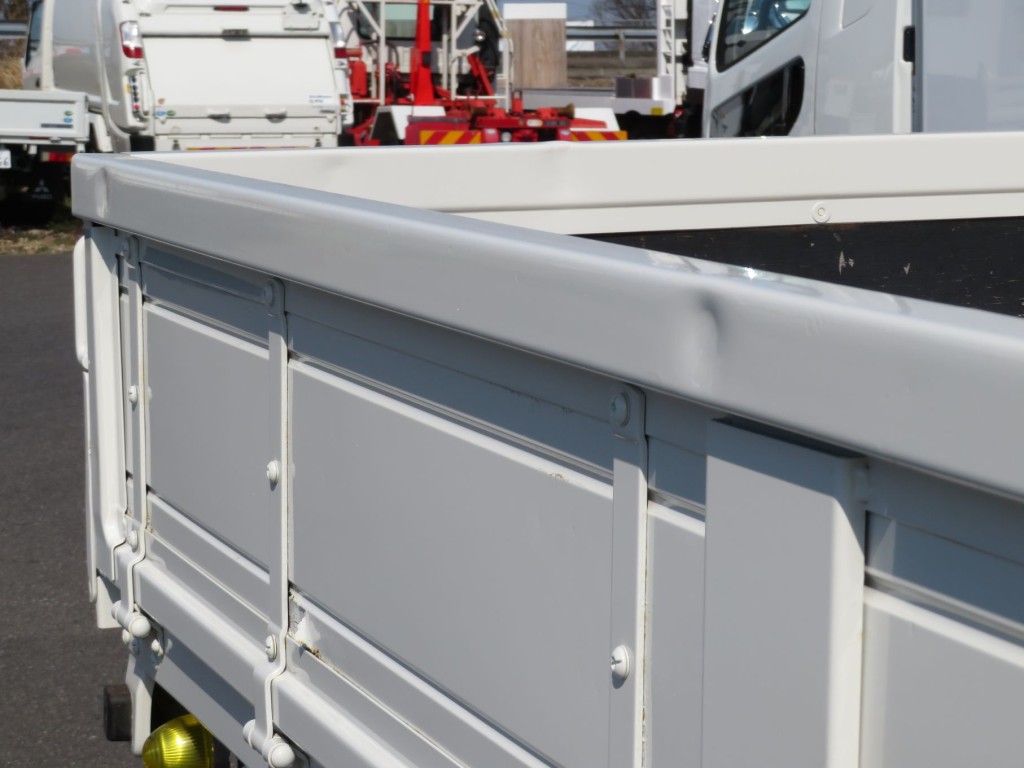 あおりの外枠にヘコミがあります。|日野 レンジャー 2KG-FD2ABA(2WD)の写真72