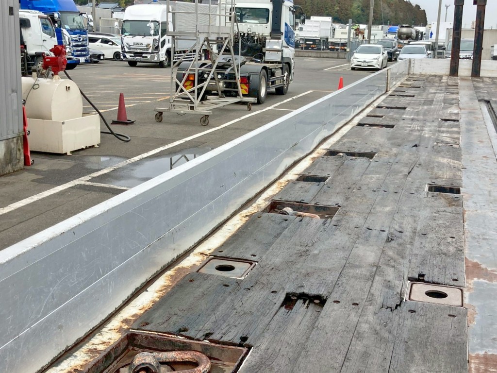 助手席側オアリ内側にヘコミ・スキマがあります。|トレクス  PFB34117の写真14