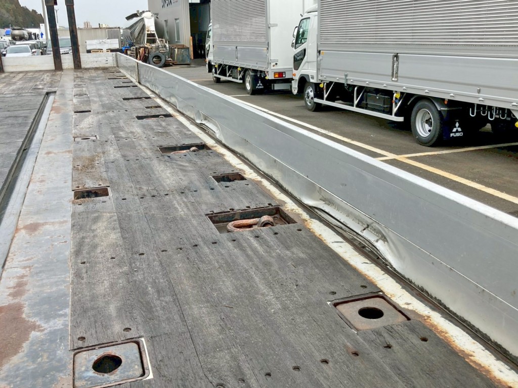 運転席側オアリ内側にヘコミ・スキマがあります。|トレクス  PFB34117の写真15