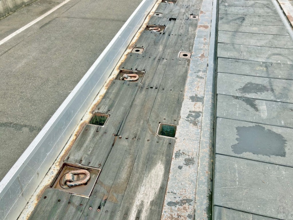 床板助手席側にヘコミ・割れがあります。|トレクス  PFB34117の写真16