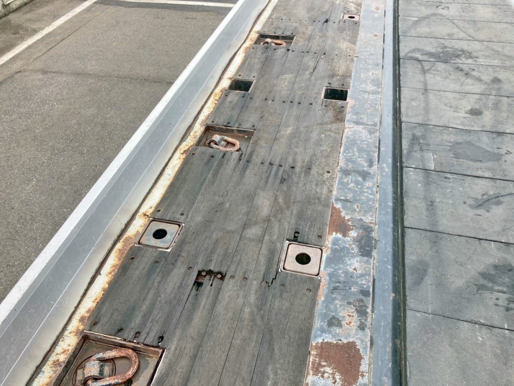 床板助手席側にヘコミ・割れがあります。|トレクス  PFB34117の写真17