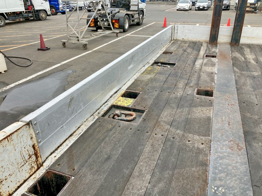 運転席側オアリ内側にヘコミがあります。|トレクス  PFB34117の写真18