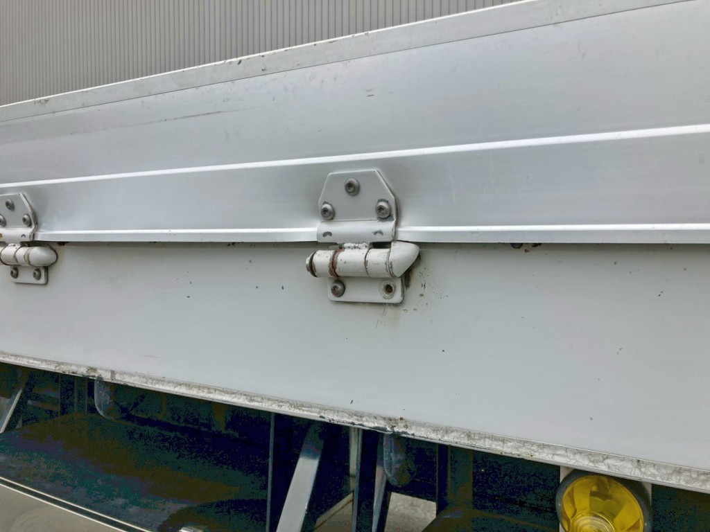 運転席側アオリ前方の蝶番ボルトが欠品しています。|トレクス  PFB34117の写真25