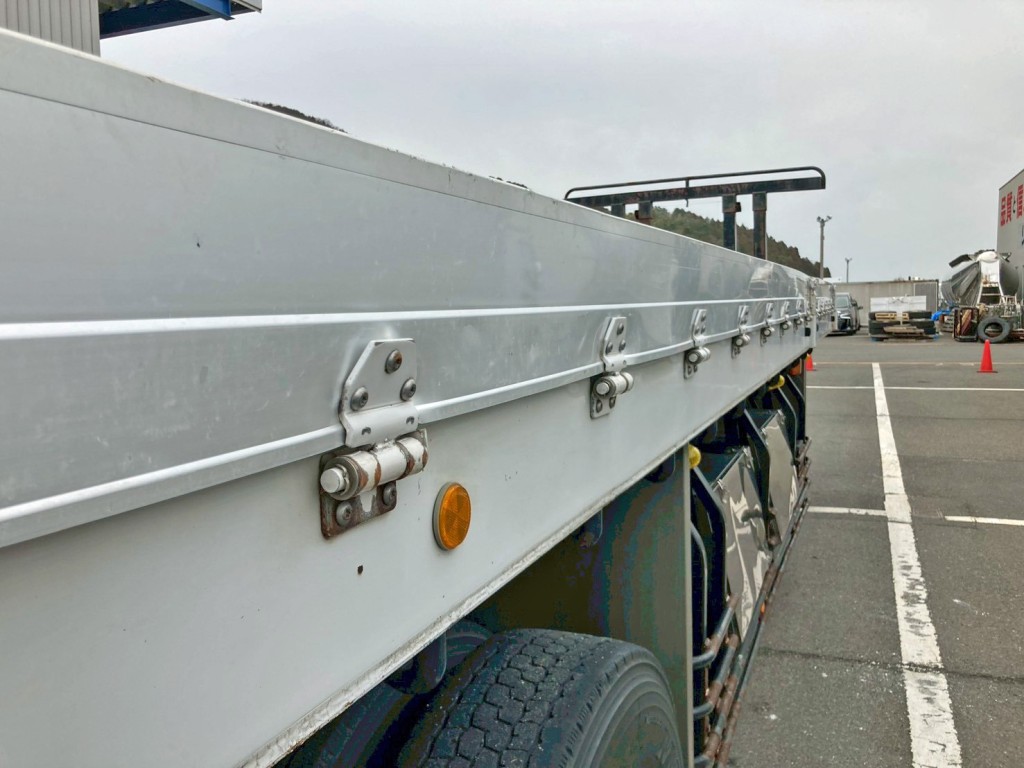 運転席側アオリ 及び 後方の蝶番に膨らみがあります。|トレクス  PFB34117の写真26