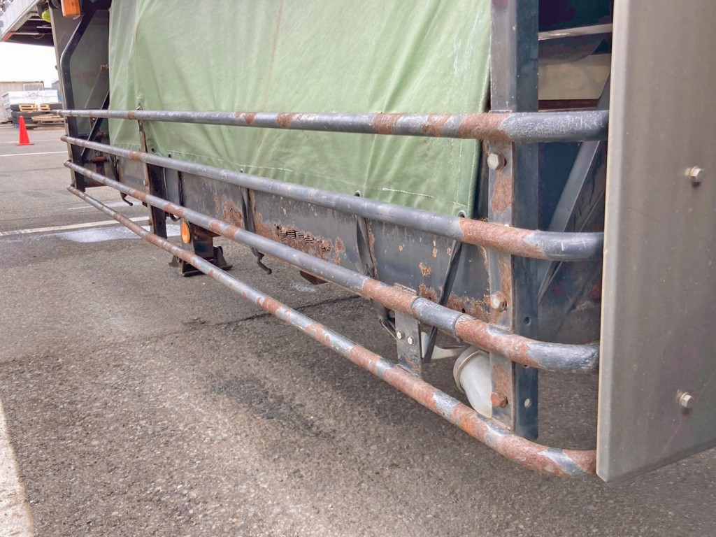 助手席側サイドバンパーにサビがあります。|トレクス  PFB34117の写真30