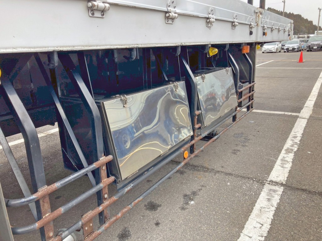 運転席側にステンレス製の工具箱が2つ付いています。|トレクス  PFB34117の写真32