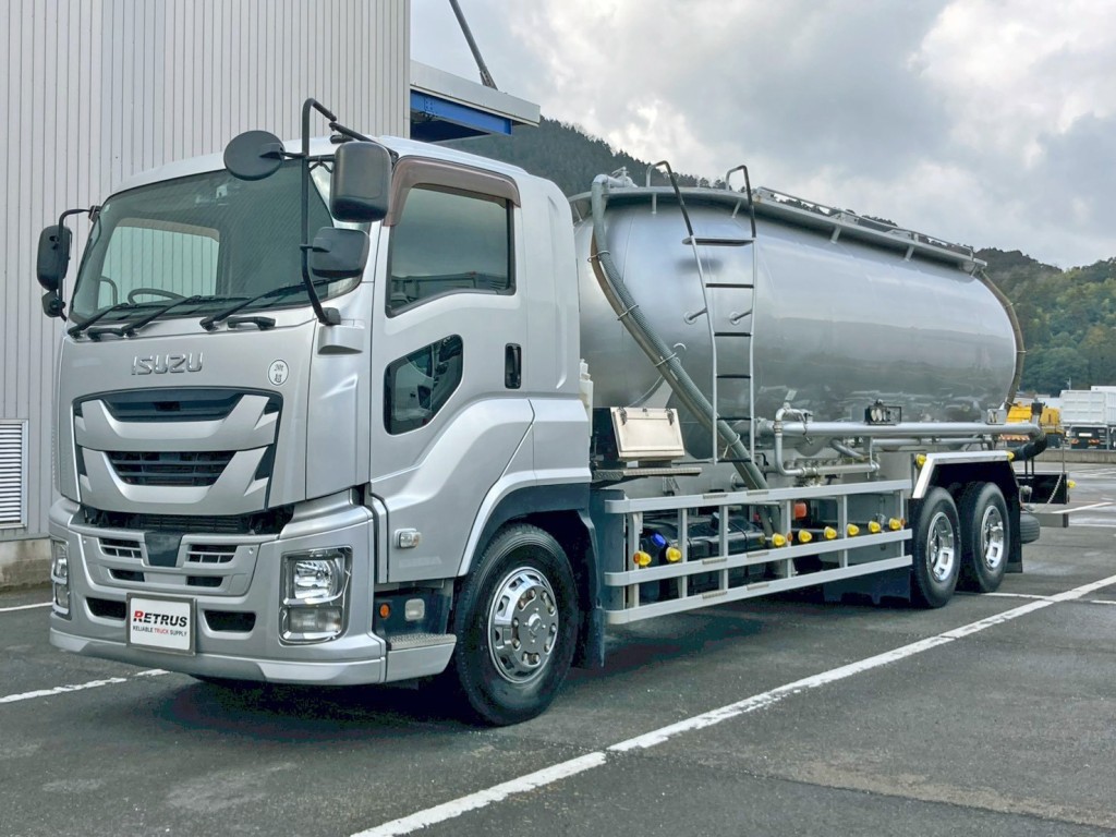 いすゞ ギガ QPG-CYL77Bの写真1