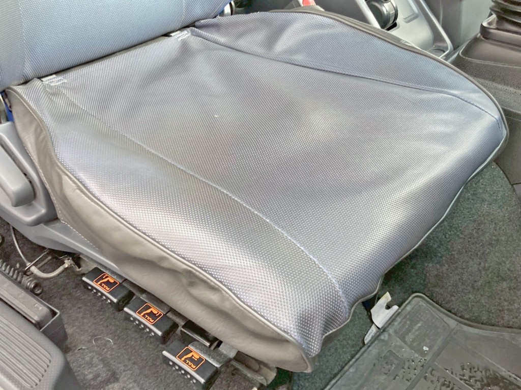 運転席座面にヘタリがあります。|いすゞ ギガ QPG-CYL77Bの写真8