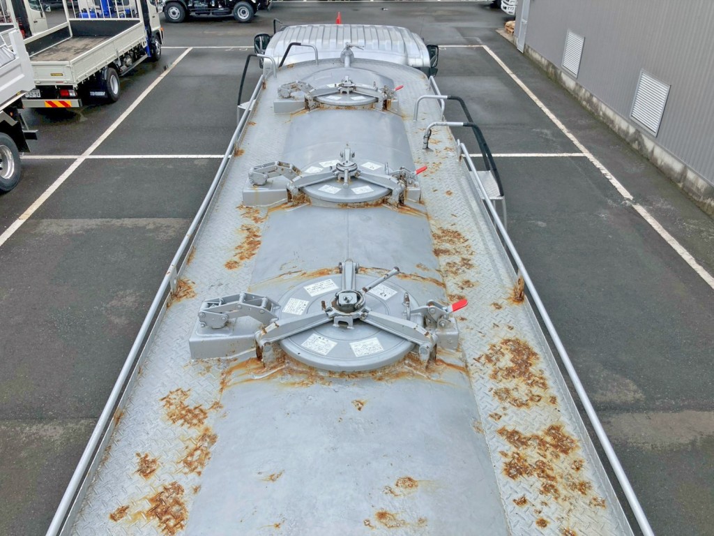 タンク後方から前方を見た状態です。(所々にサビがあります)|いすゞ ギガ QPG-CYL77Bの写真10