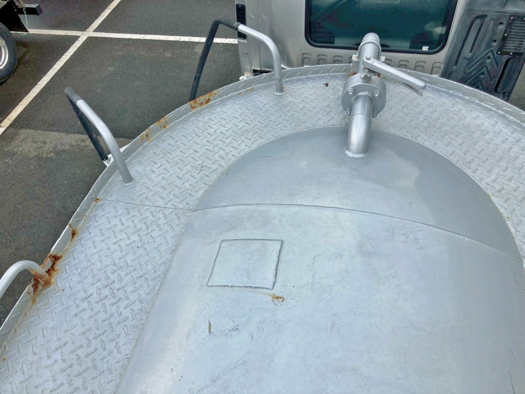 タンク前方にパッチ当て箇所があります。|いすゞ ギガ QPG-CYL77Bの写真11