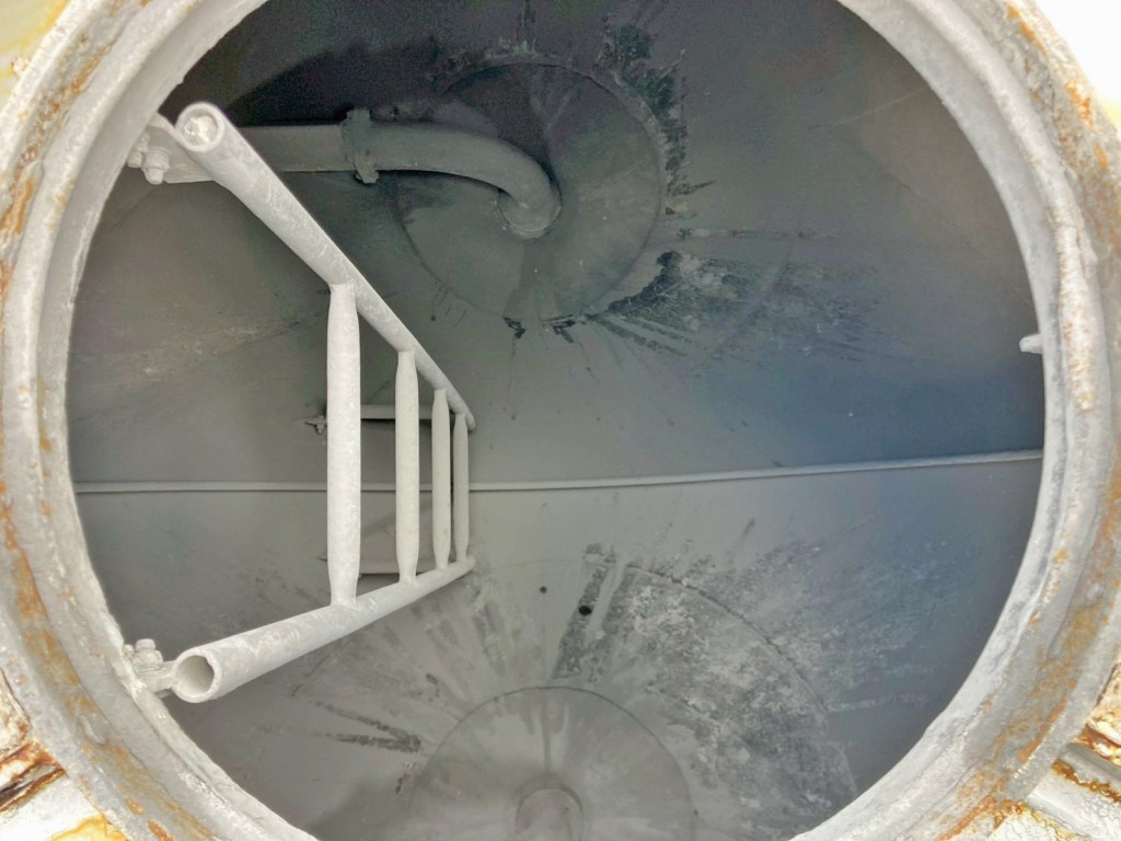 タンク内部の状態です。(前方)|いすゞ ギガ QPG-CYL77Bの写真12