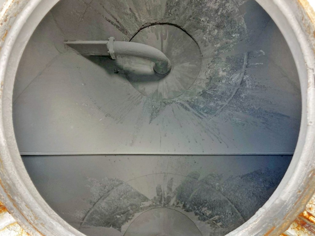 タンク内部の状態です。(中央)|いすゞ ギガ QPG-CYL77Bの写真13